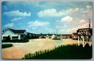 Postcard Crown Point IN c1950s Gateway Motel US 30 Chicagolands Finest