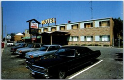 Postcard Sarnia Ontario The Chalet Motel Old Cars Andy & Helen Urchyshyn Owners