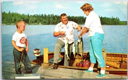 Postcard Dryden Ontario Tourism Family of Anglers Chicago Cubs T-Shirt THB